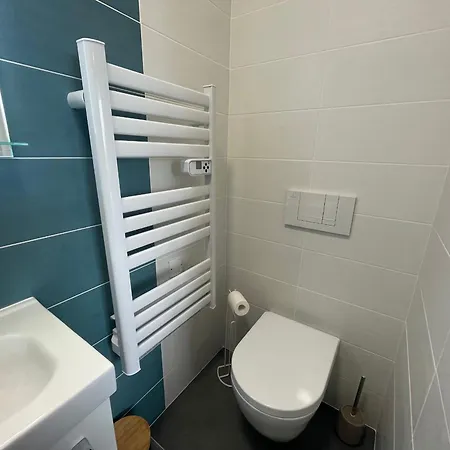 Maison Contemporaine Rénovée Avec étang Privé Et Terrasse, Proche - 3 Chambres, Wifi Inclus - Fr-1-426-517 *