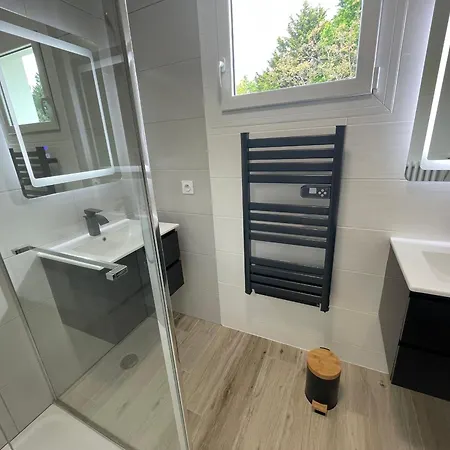 Hébergement de vacances Maison Contemporaine Rénovée Avec étang Privé Et Terrasse, Proche - 3 Chambres, Wifi Inclus - Fr-1-426-517