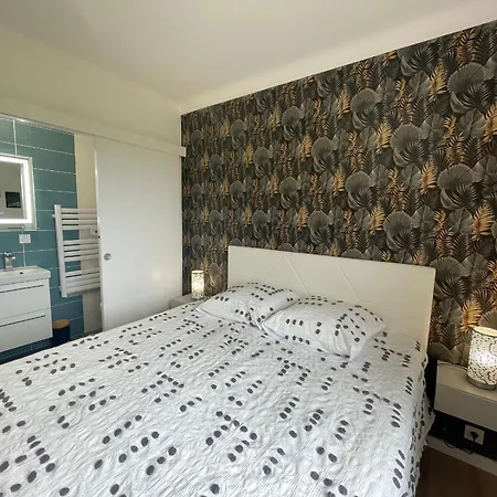 Hébergement de vacances Maison Contemporaine Rénovée Avec étang Privé Et Terrasse, Proche - 3 Chambres, Wifi Inclus - Fr-1-426-517 *