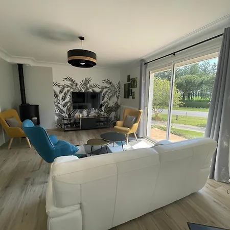 Hébergement de vacances Maison Contemporaine Rénovée Avec étang Privé Et Terrasse, Proche - 3 Chambres, Wifi Inclus - Fr-1-426-517