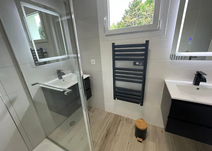 Holiday home Maison Contemporaine Renovee Avec Etang Prive Et Terrasse, Proche - 3 Chambres, Wifi Inclus - Fr-1-426-517